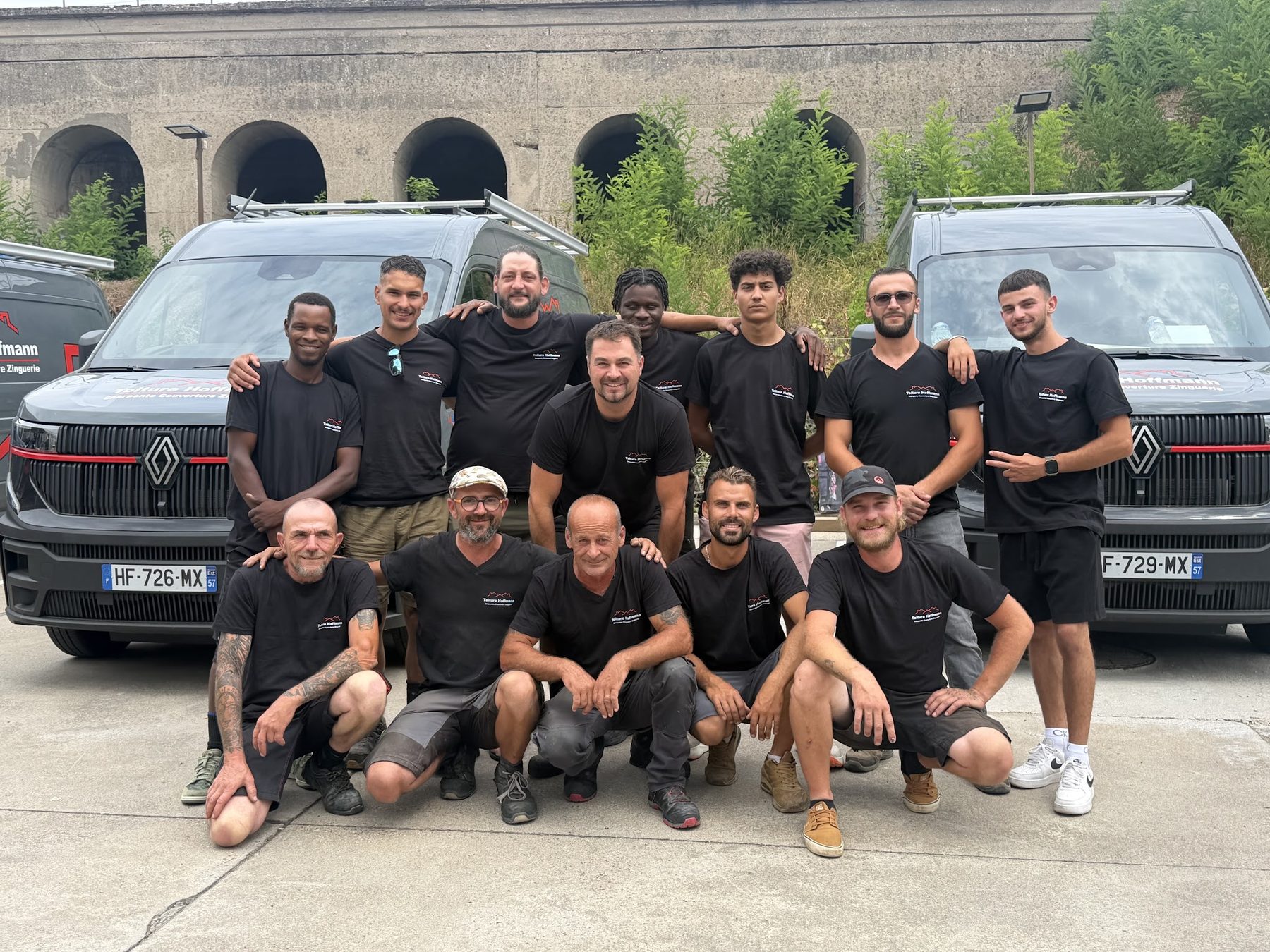 L'équipe Toiture Hoffmann devant ses camions