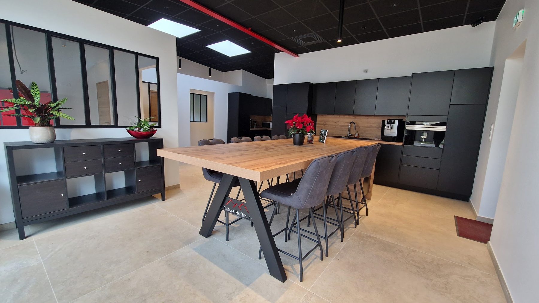 Les locaux de Toiture Hoffmann, grande table au logo de l'entreprise